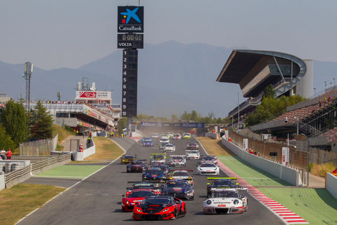 24U Barcelona: Jeroen Bleekemolen (Barwell) in gevecht met leider Precote Herberth Motorsport